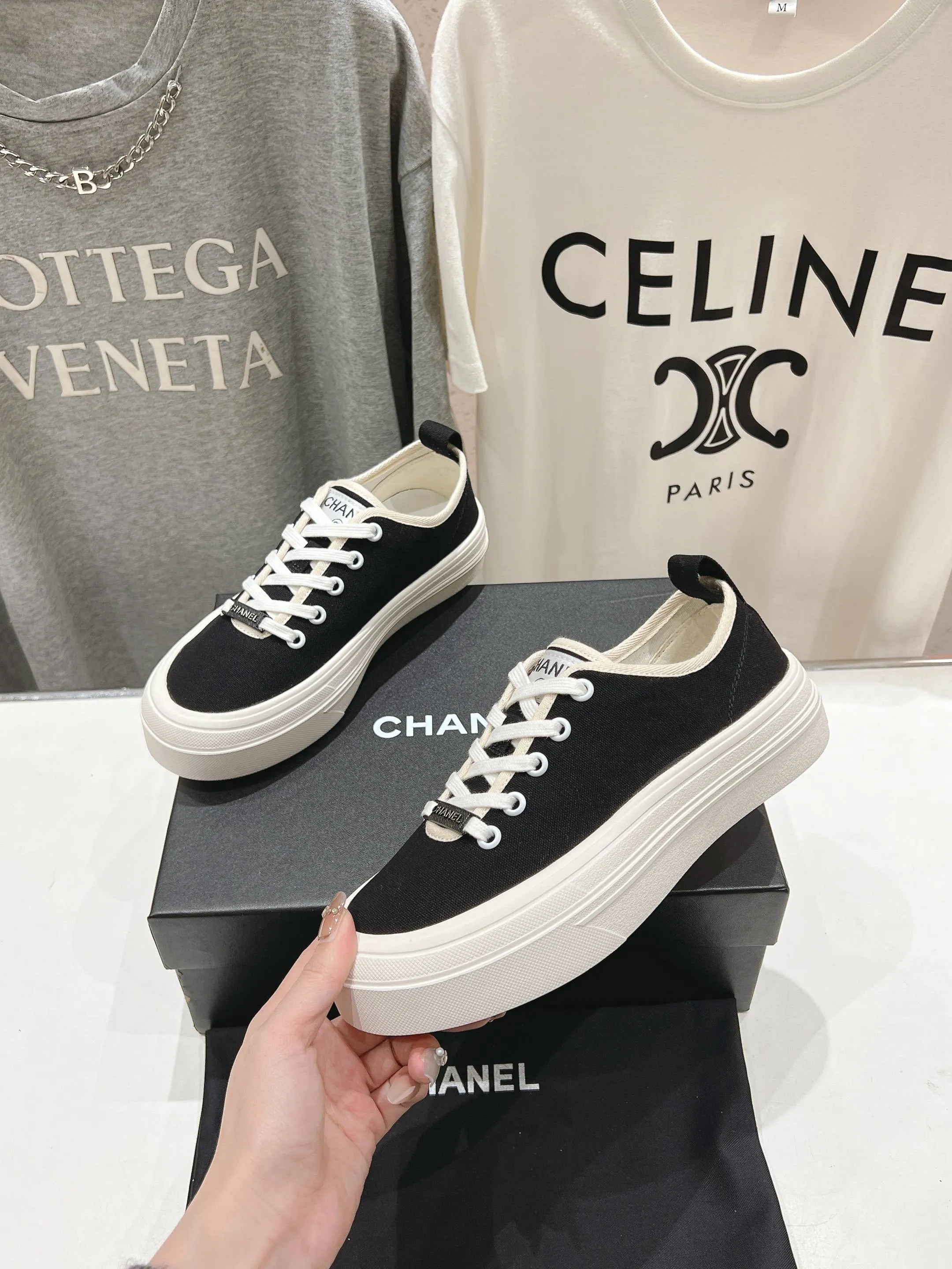 👟👟Ex-factory price 400👟👟 Chanel* Xiaoxiang 2025ss latest casual shoes, the currently super popular biscuit shoes. Internet celebrity Xiaohongshu is crazy about hot recommendations. The silly and cute style has a retro flavor! The shape is special and very recognizable. It makes your legs slimmer and longer. It is absolutely powerful. It is also very comfortable to wear. It has good looks. It is comfortable and increases your height. I must recommend it to everyone. The main feature of this year's series is minimalist style. ✔Fabric: original customized canvas. ✔Feet: water-dyed cowhide, comfortable on the feet. ✔Outsole: open-molded high-elastic rubber platform sole. ✔Number: 35-39.